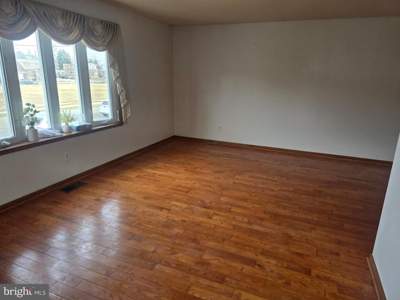 524 Longshore Ave - Photo 3 of 22