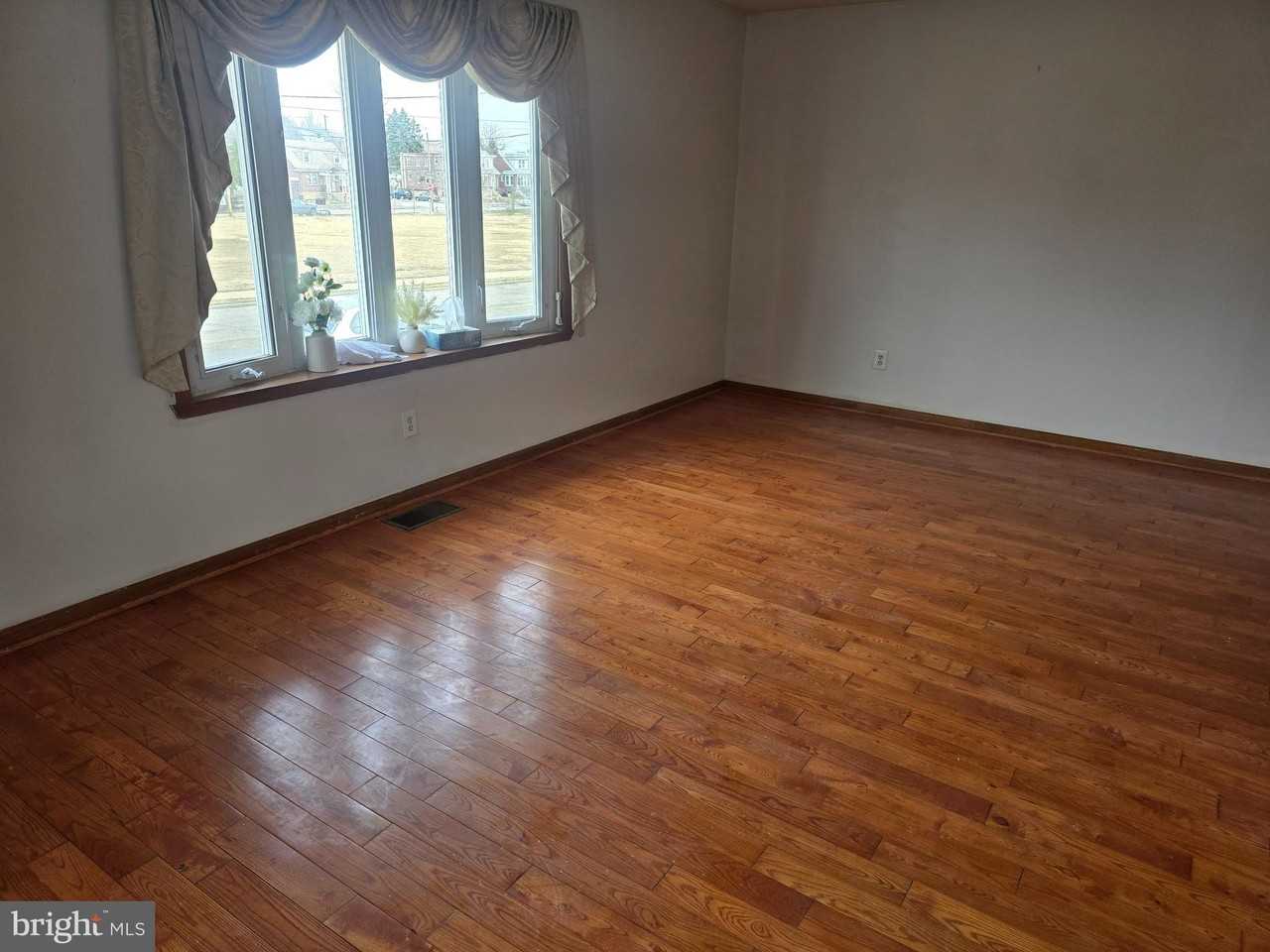 524 Longshore Ave - Photo 4 of 22