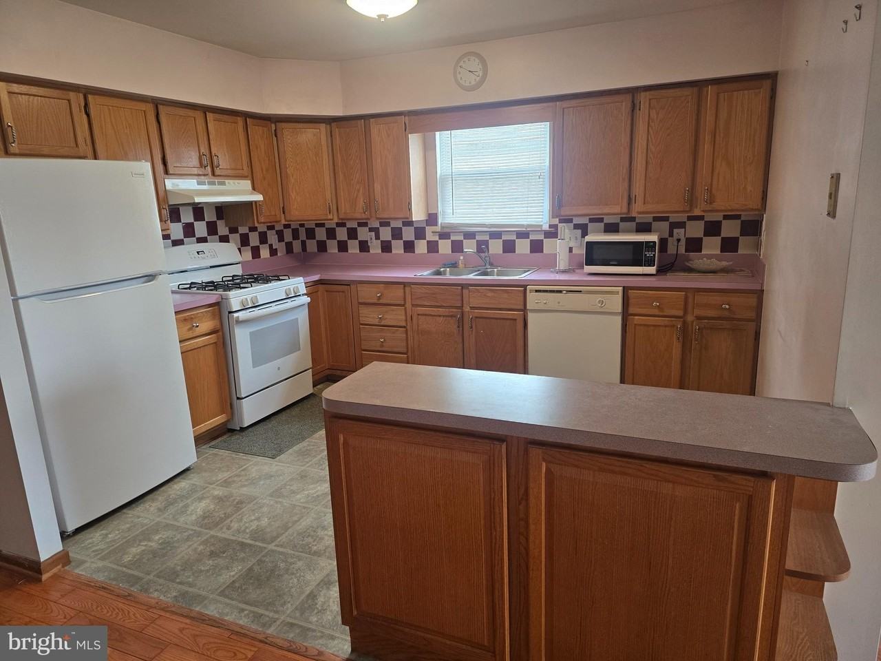 524 Longshore Ave - Photo 6 of 22