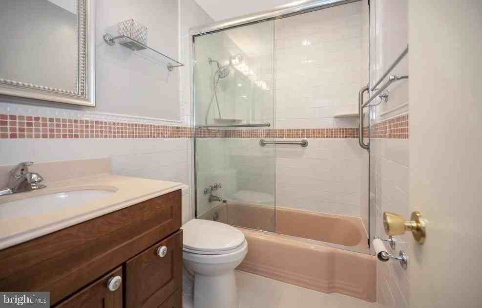 6507 Byron Ave - Photo 3 of 7