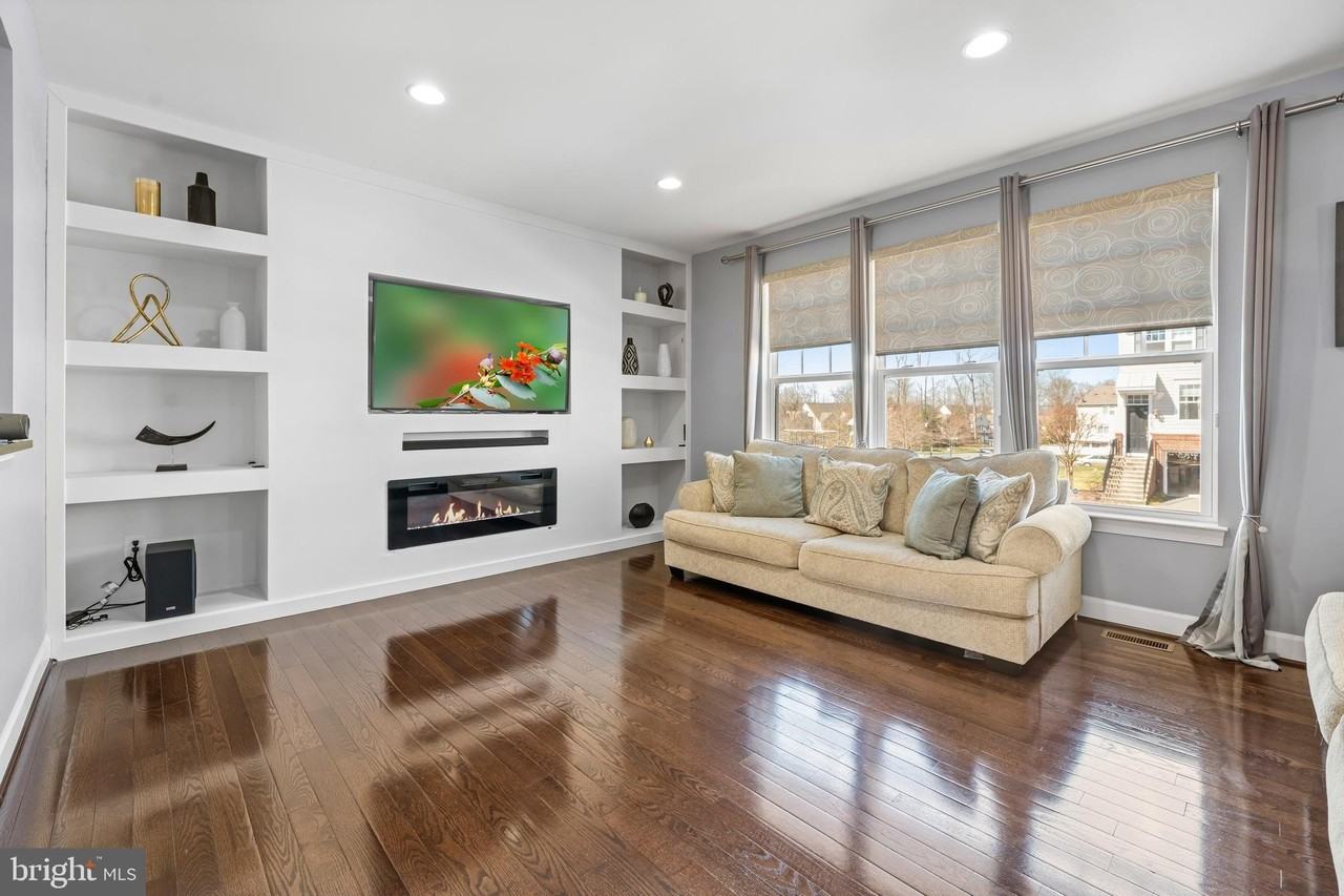 16729 Shackleford Way - Photo 4 of 50