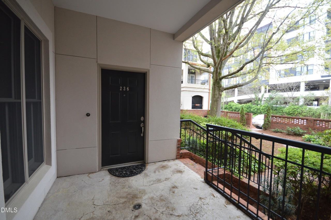 236 E Davie St - Photo 4 of 22