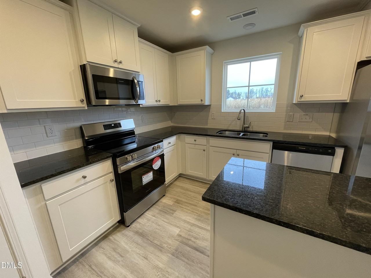 49 Suhani Ln - Photo 3 of 36