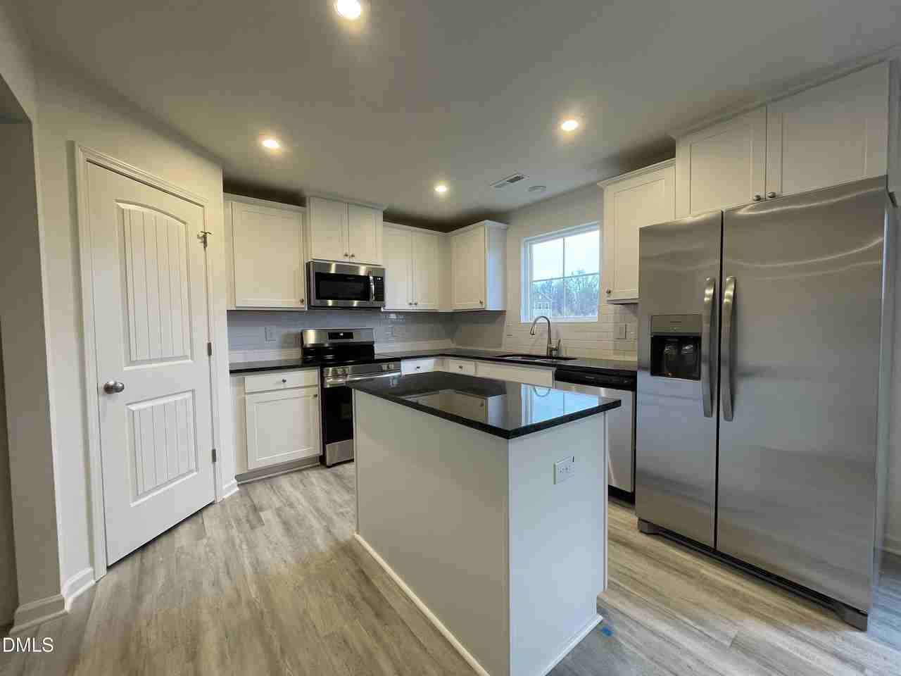 49 Suhani Ln - Photo 4 of 36