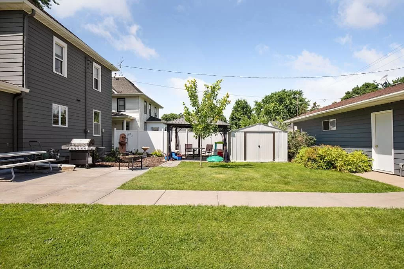 212 Lake St E - Photo 3 of 31