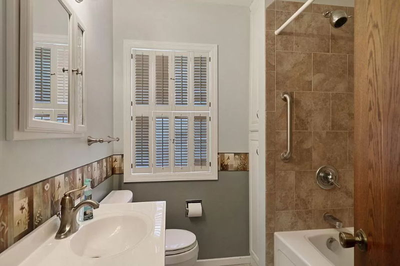 212 Lake St E - Photo 6 of 31