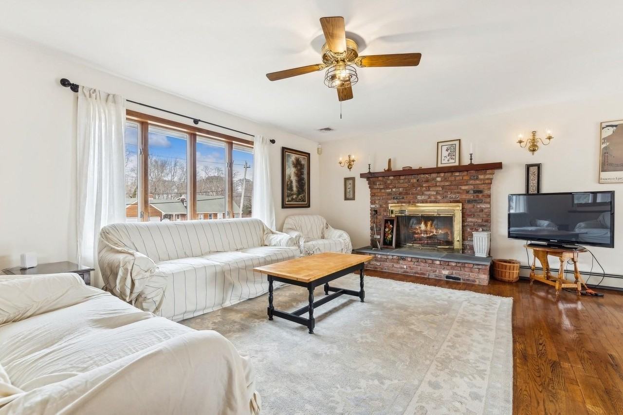 440 Pine Neck Rd - Photo 2 of 21