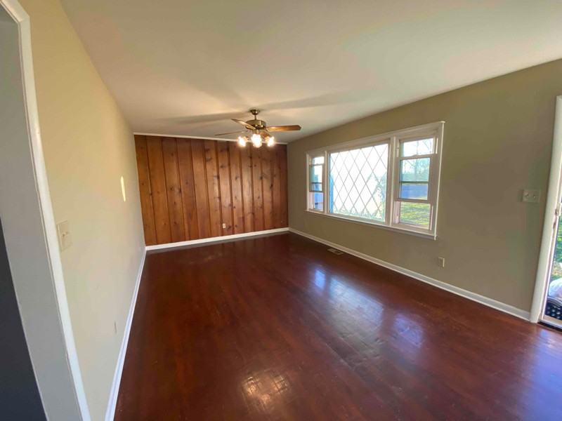 104 Stewart Dr - Photo 4 of 17