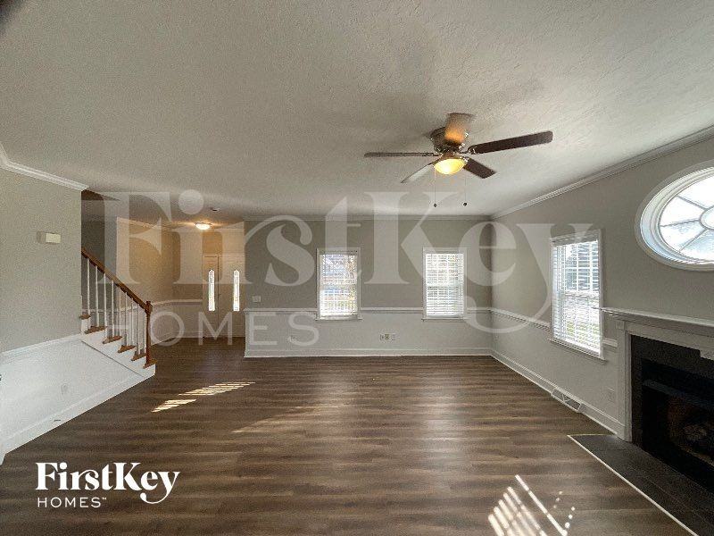 113 Longwood Dr - Photo 2 of 10