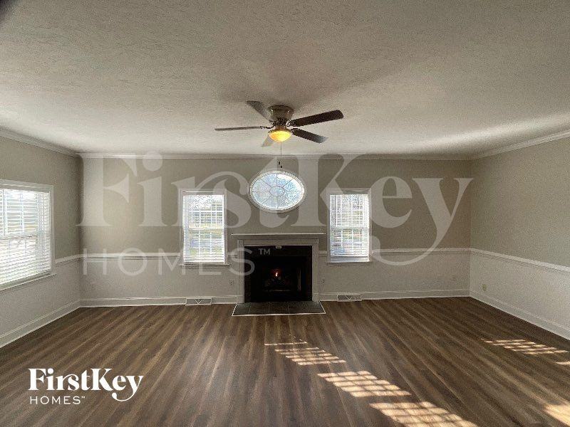 113 Longwood Dr - Photo 3 of 10