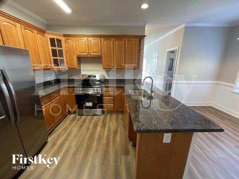 113 Longwood Dr - Photo 4 of 10