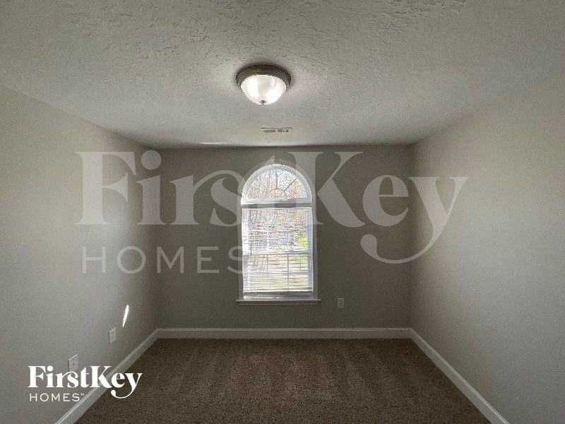 113 Longwood Dr - Photo 5 of 10