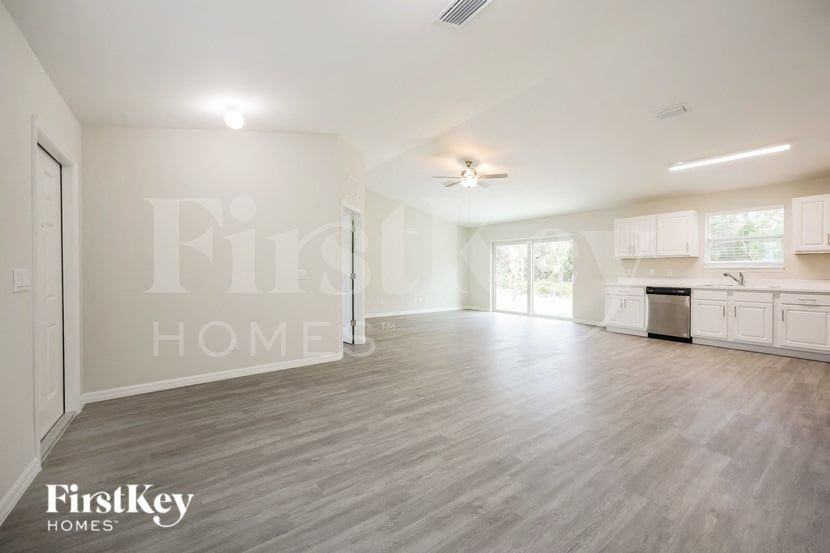 840 Puccini Ave S - Photo 4 of 15