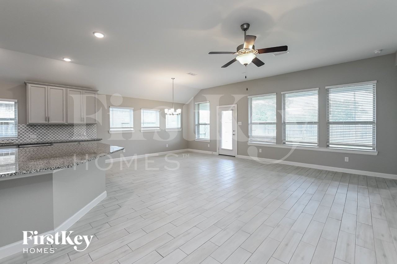 10327 Armstrong Dr - Photo 3 of 15