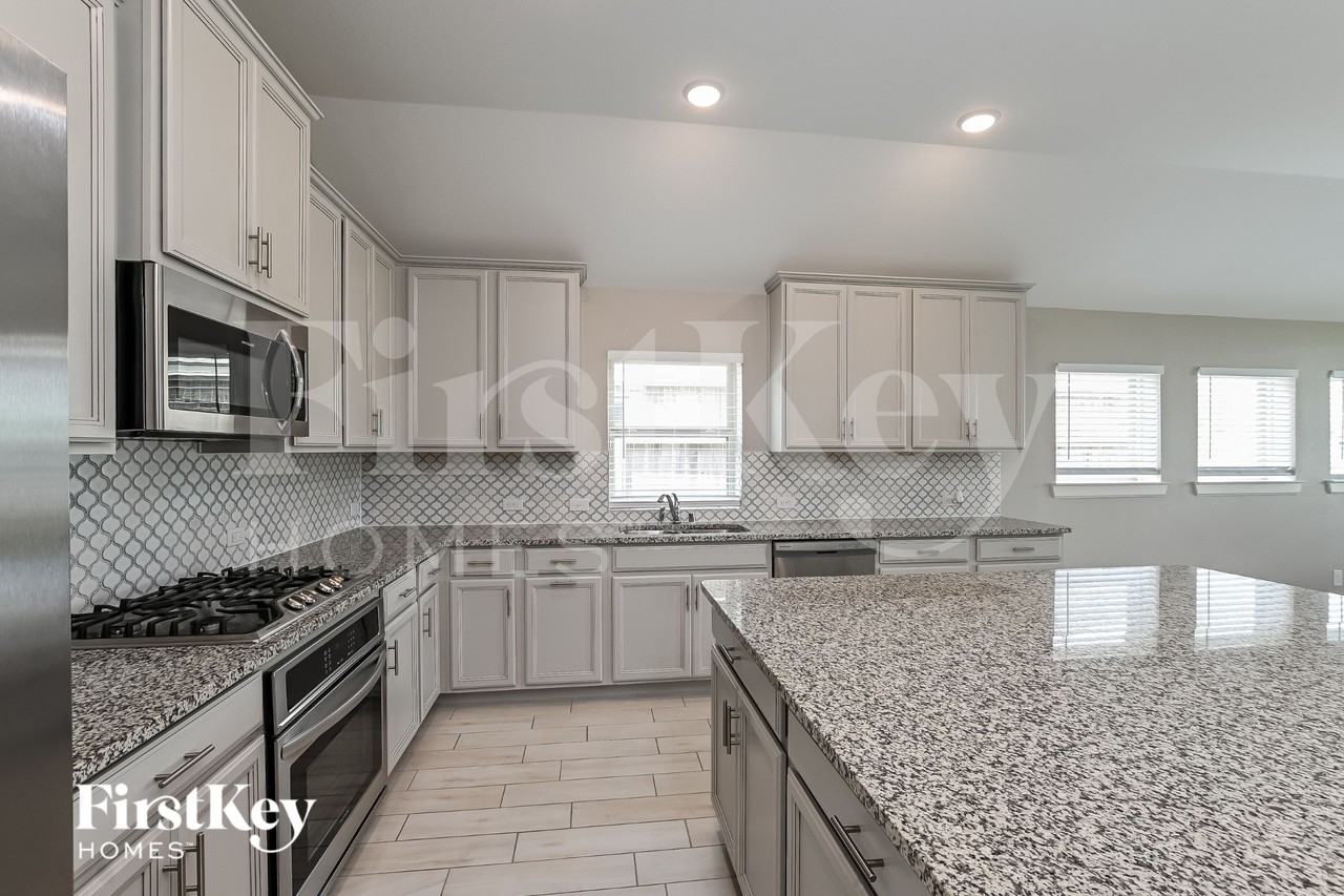 10327 Armstrong Dr - Photo 4 of 15