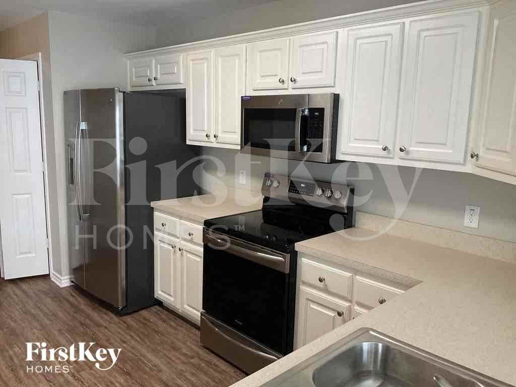 2026 Greenview Dr - Photo 3 of 9