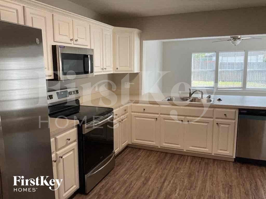 2026 Greenview Dr - Photo 4 of 9