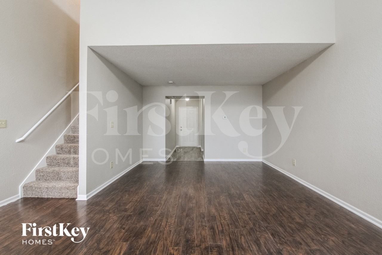 8145 Maple Stream Ln - Photo 4 of 15