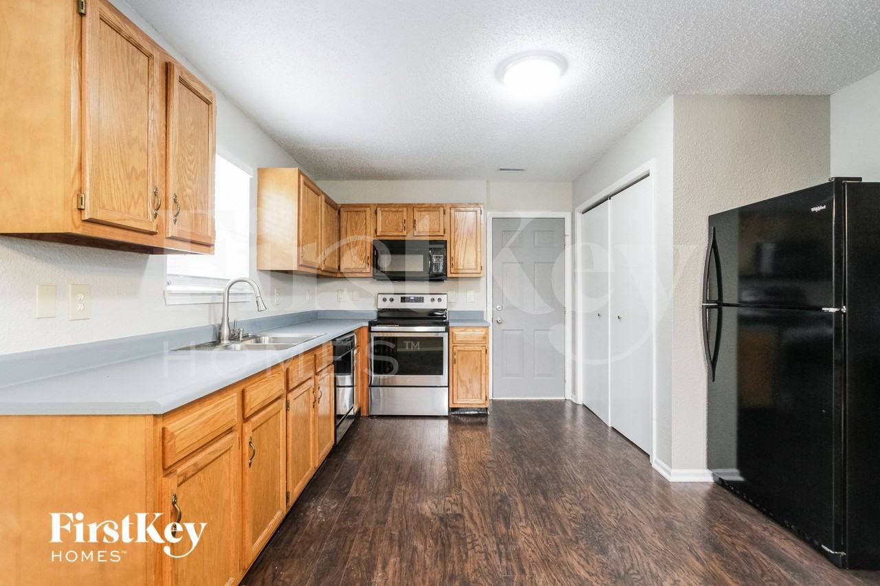 8145 Maple Stream Ln - Photo 7 of 15