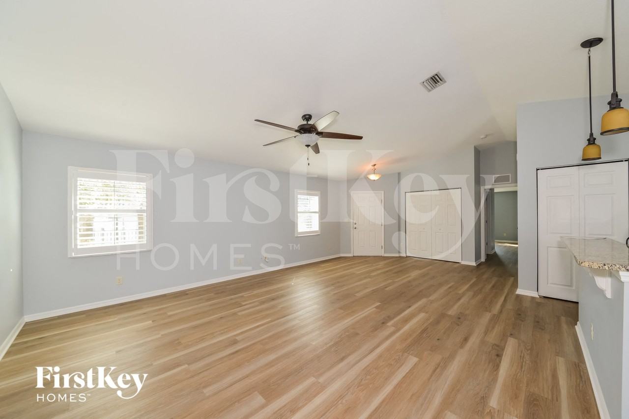 92 Stanford Rd - Photo 2 of 15