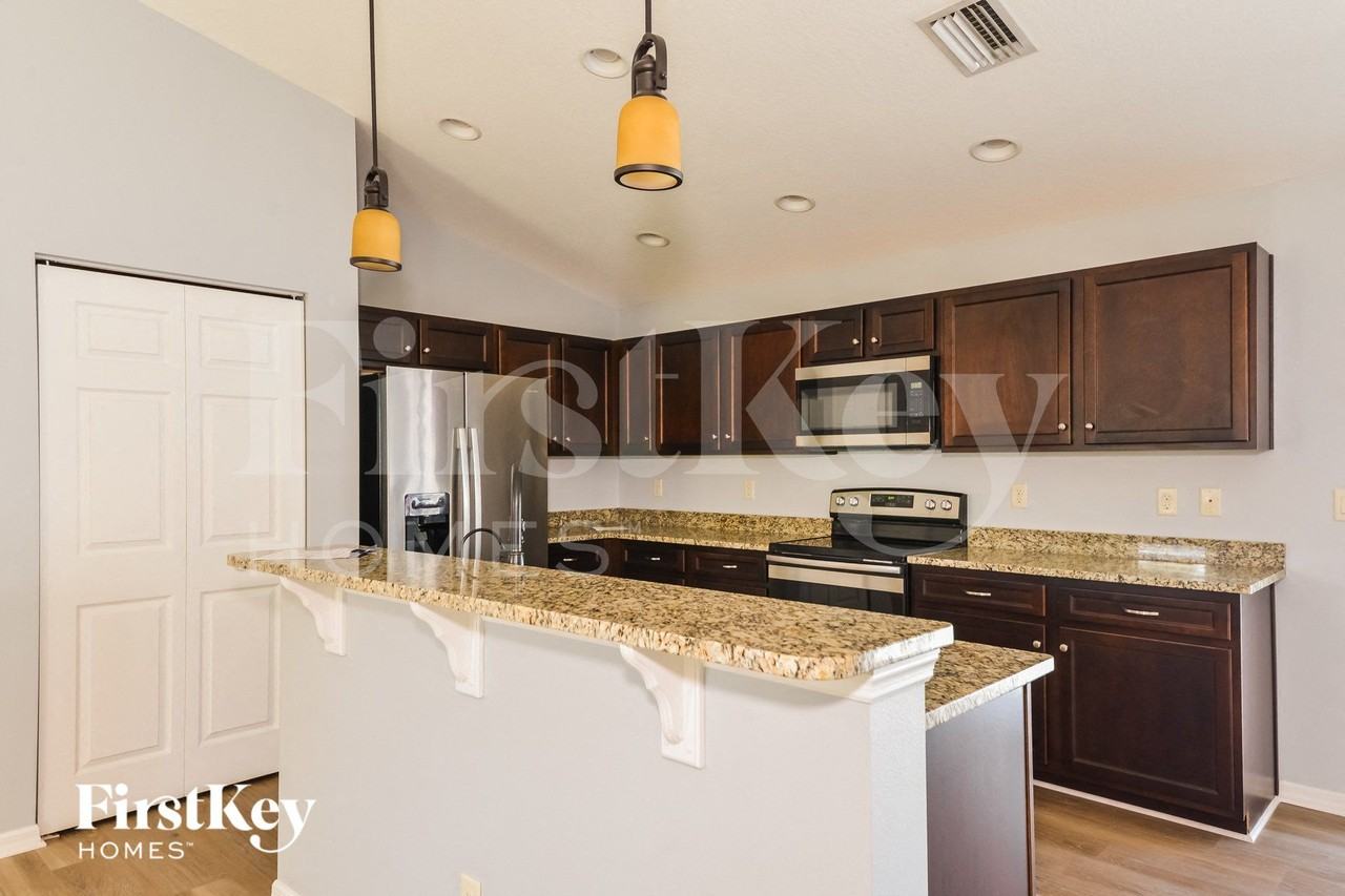 92 Stanford Rd - Photo 5 of 15