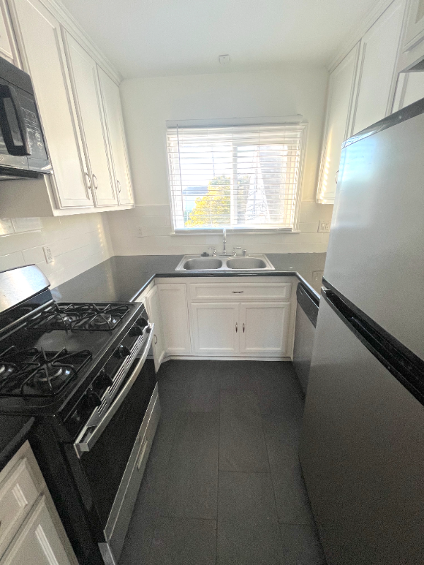 1008 7th St #11 - Photo 4 of 21