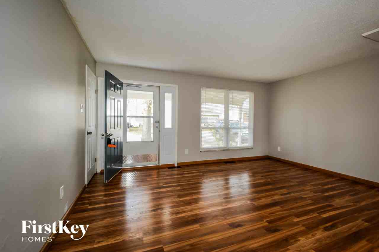 1036 Drexel Dr - Photo 3 of 15