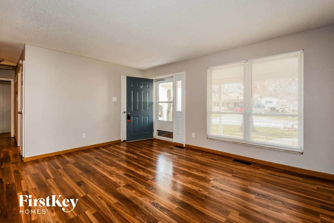 1036 Drexel Dr - Photo 4 of 15