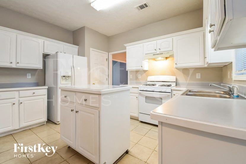 821 Charles Hall Dr - Photo 4 of 16