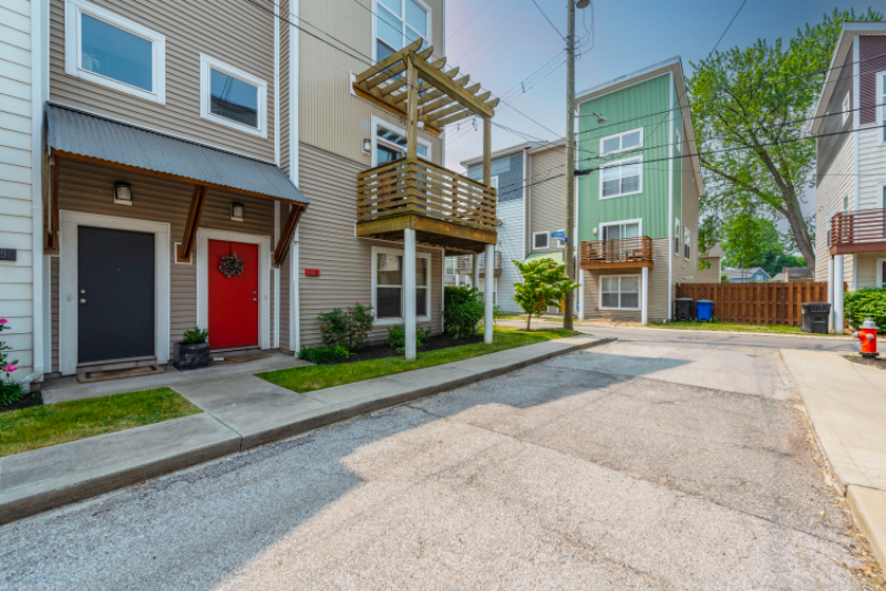 721 University Ct - Photo 2 of 19