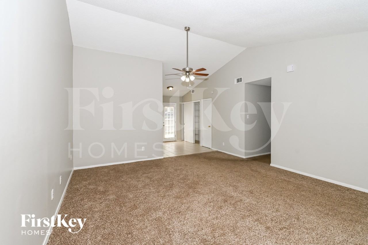 5765 Ashridge Pl - Photo 4 of 16