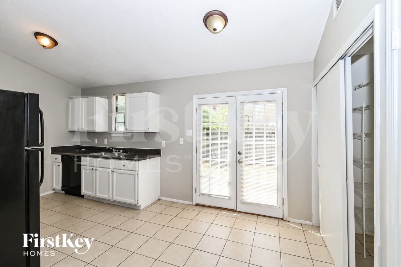 5765 Ashridge Pl - Photo 5 of 16