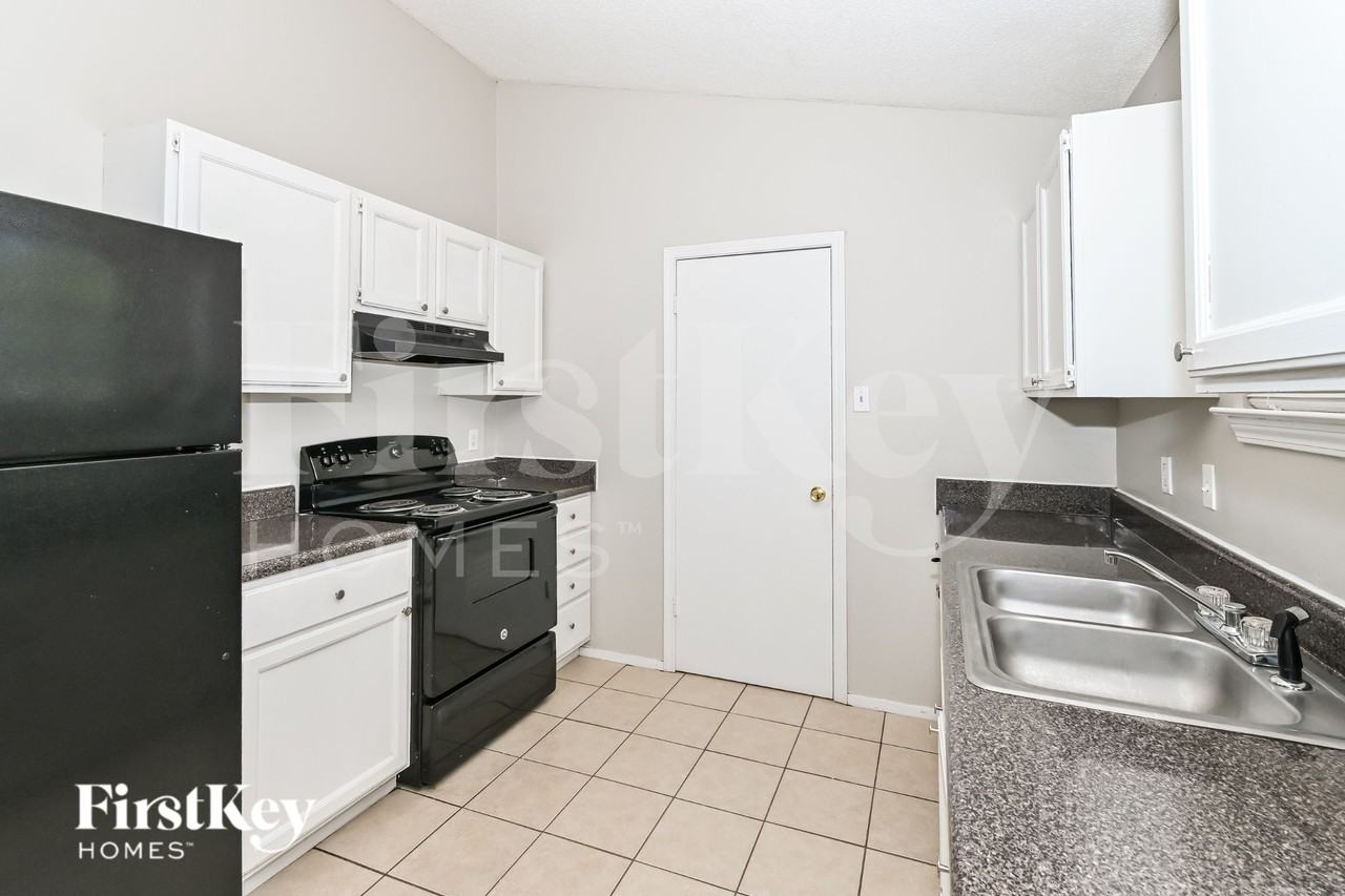 5765 Ashridge Pl - Photo 6 of 16