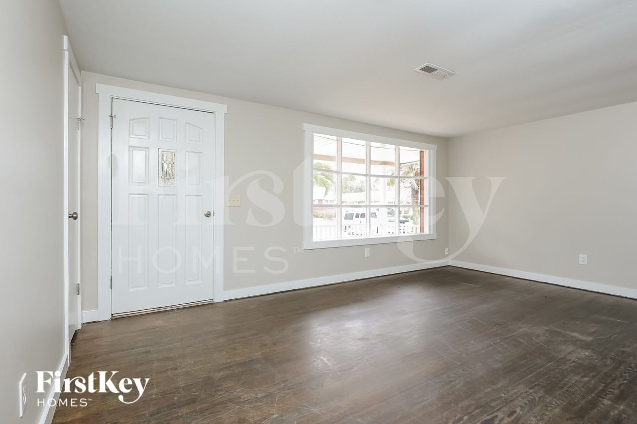 4715 Glenn St - Photo 3 of 15