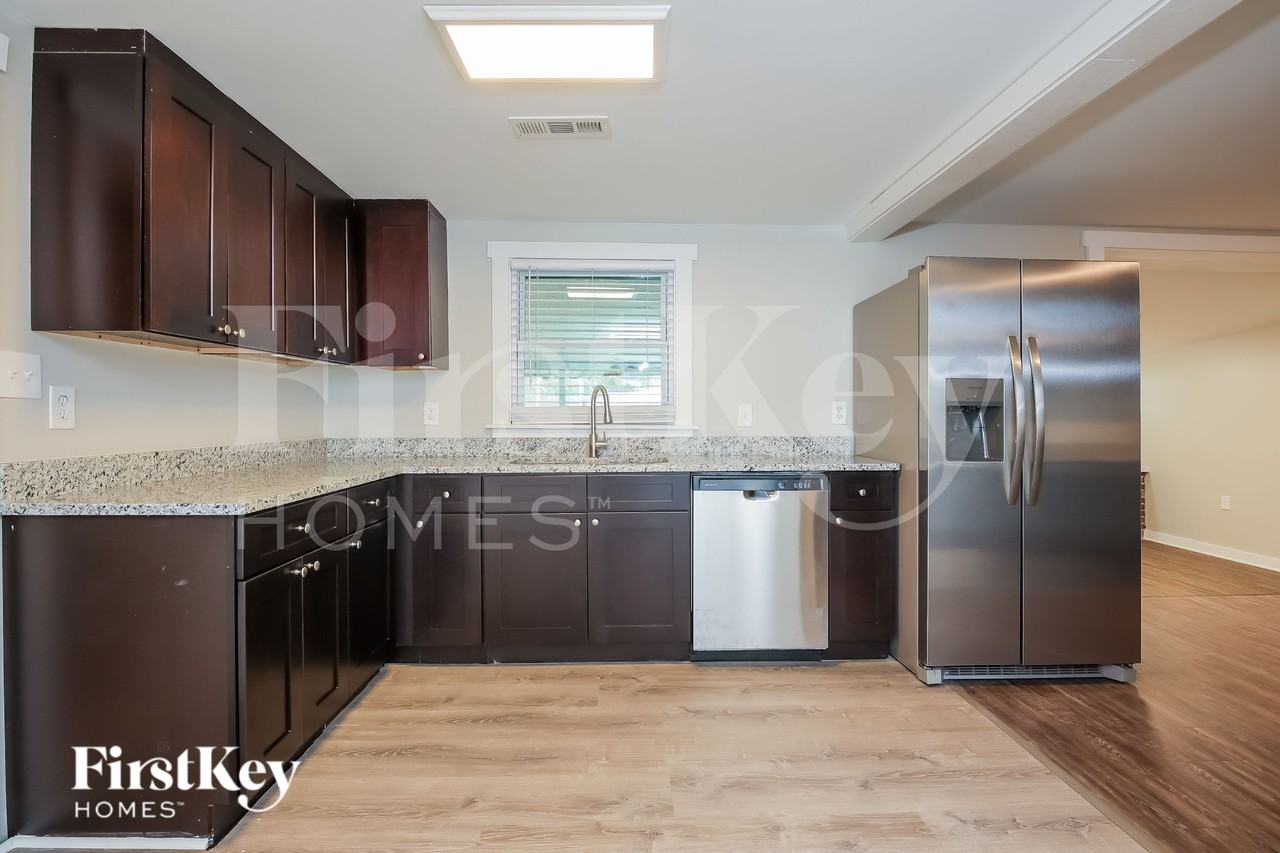 4715 Glenn St - Photo 4 of 15