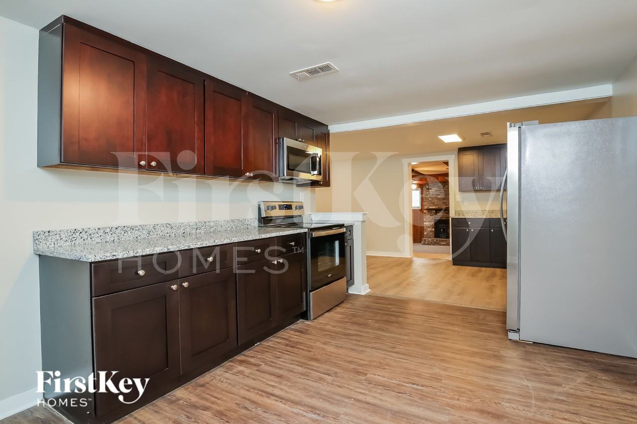 4715 Glenn St - Photo 5 of 15