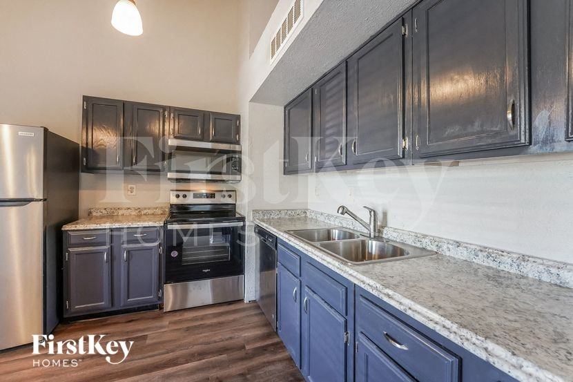 415 Justice St - Photo 4 of 15