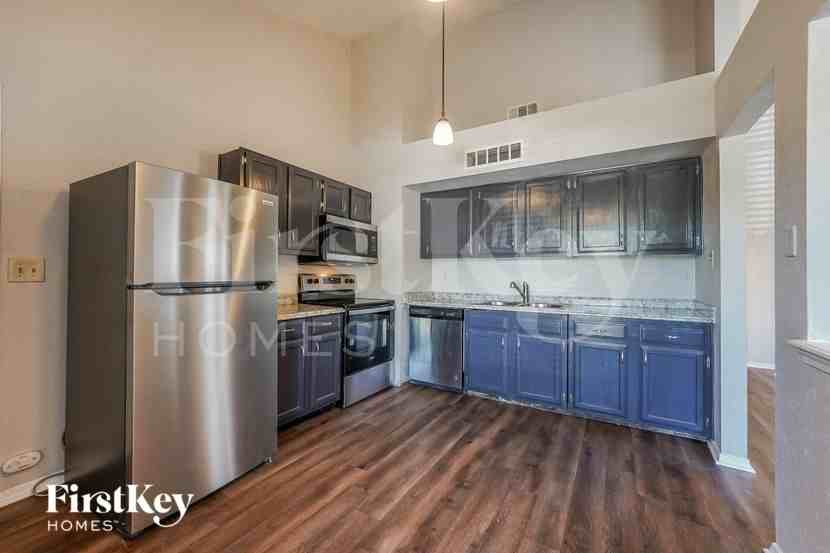 415 Justice St - Photo 5 of 15