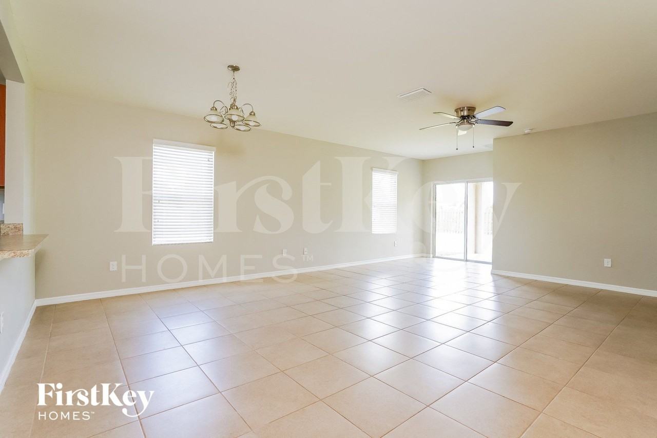 3003 Sw 5th Pl - Photo 2 of 15