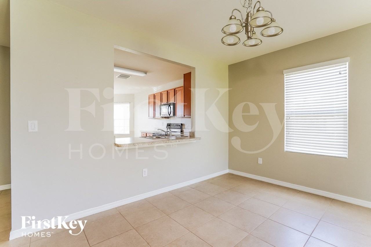 3003 Sw 5th Pl - Photo 4 of 15