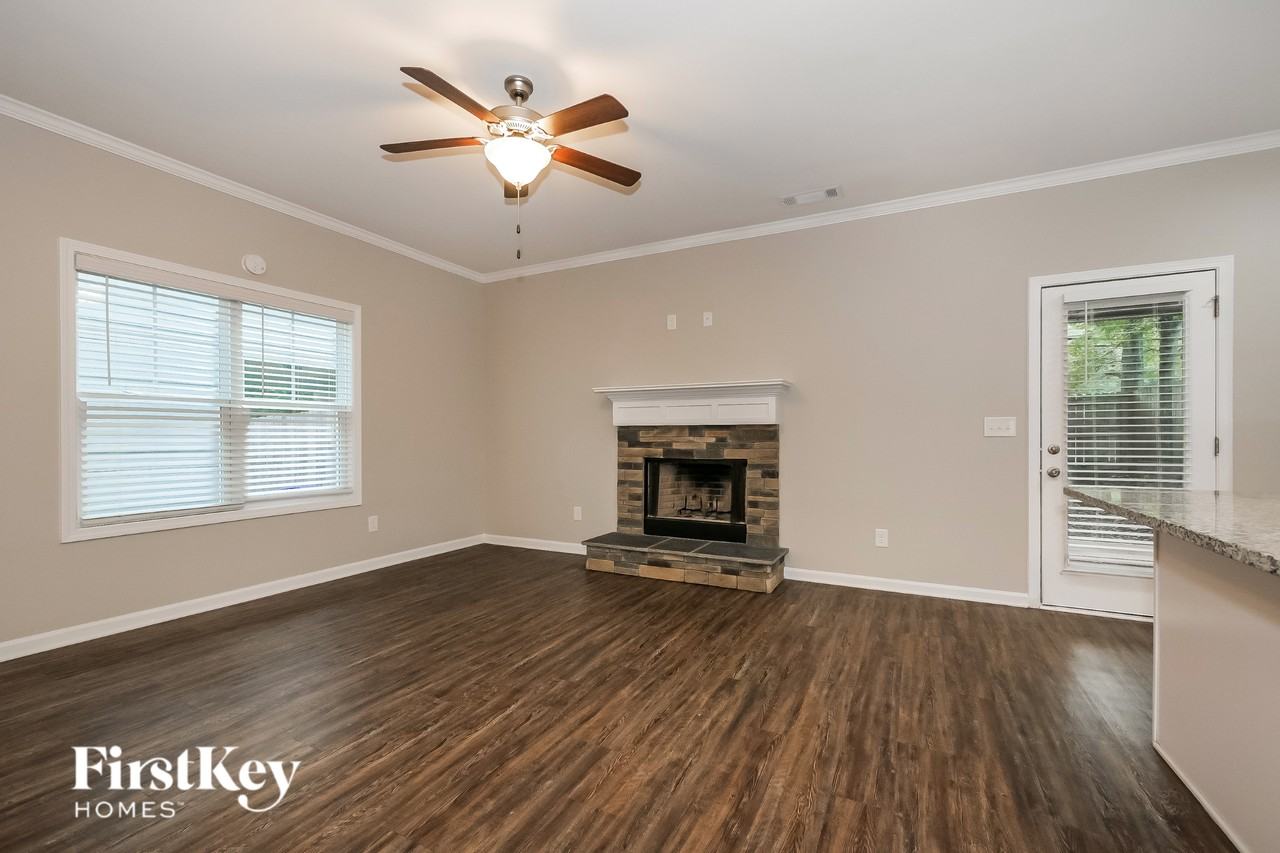 28 E Newnan Rd Unit D - Photo 3 of 16