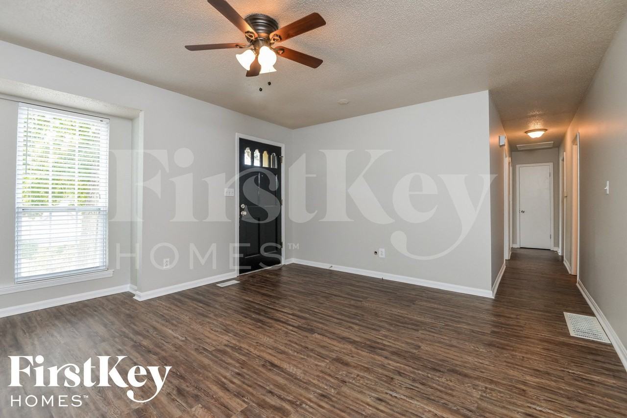 1839 Satterwhite St - Photo 3 of 14