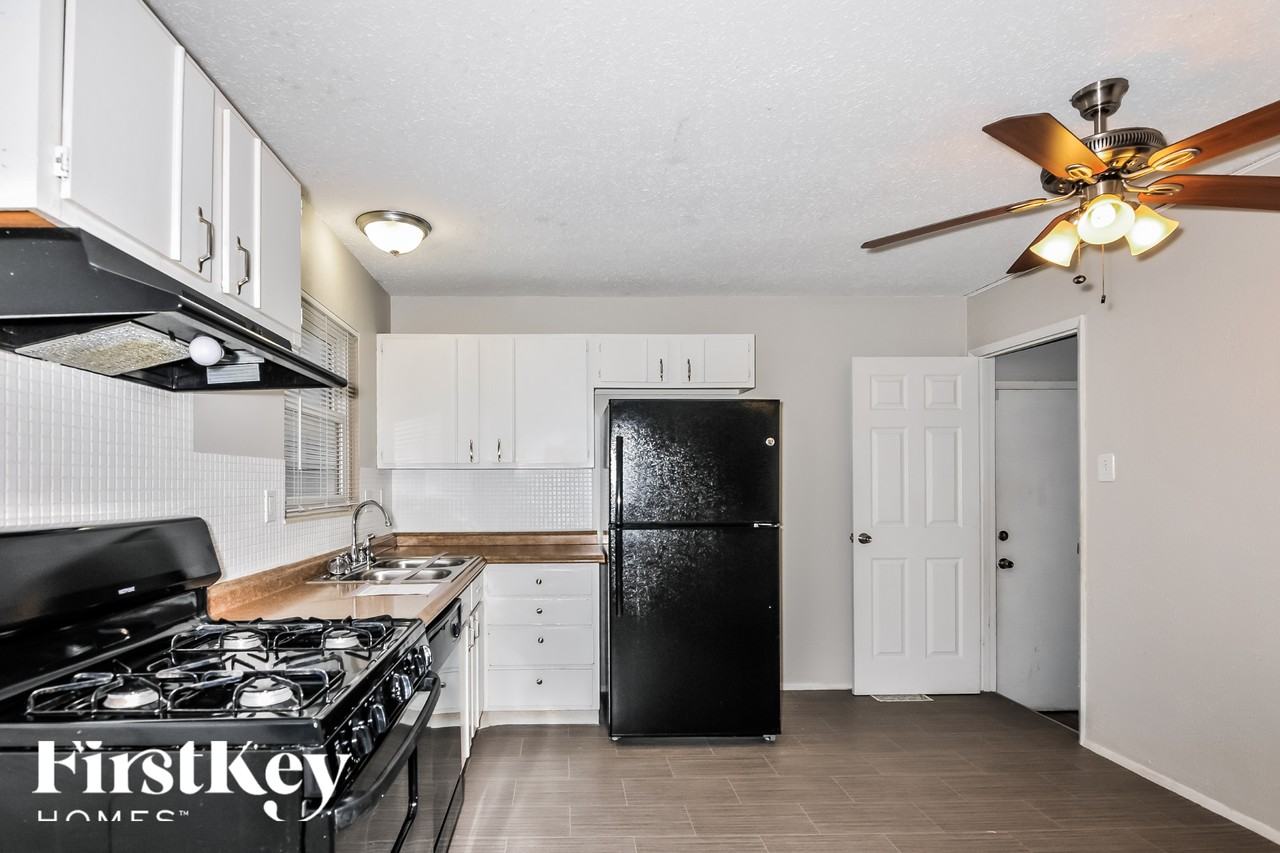 14389 Wild Fox Ct - Photo 6 of 15