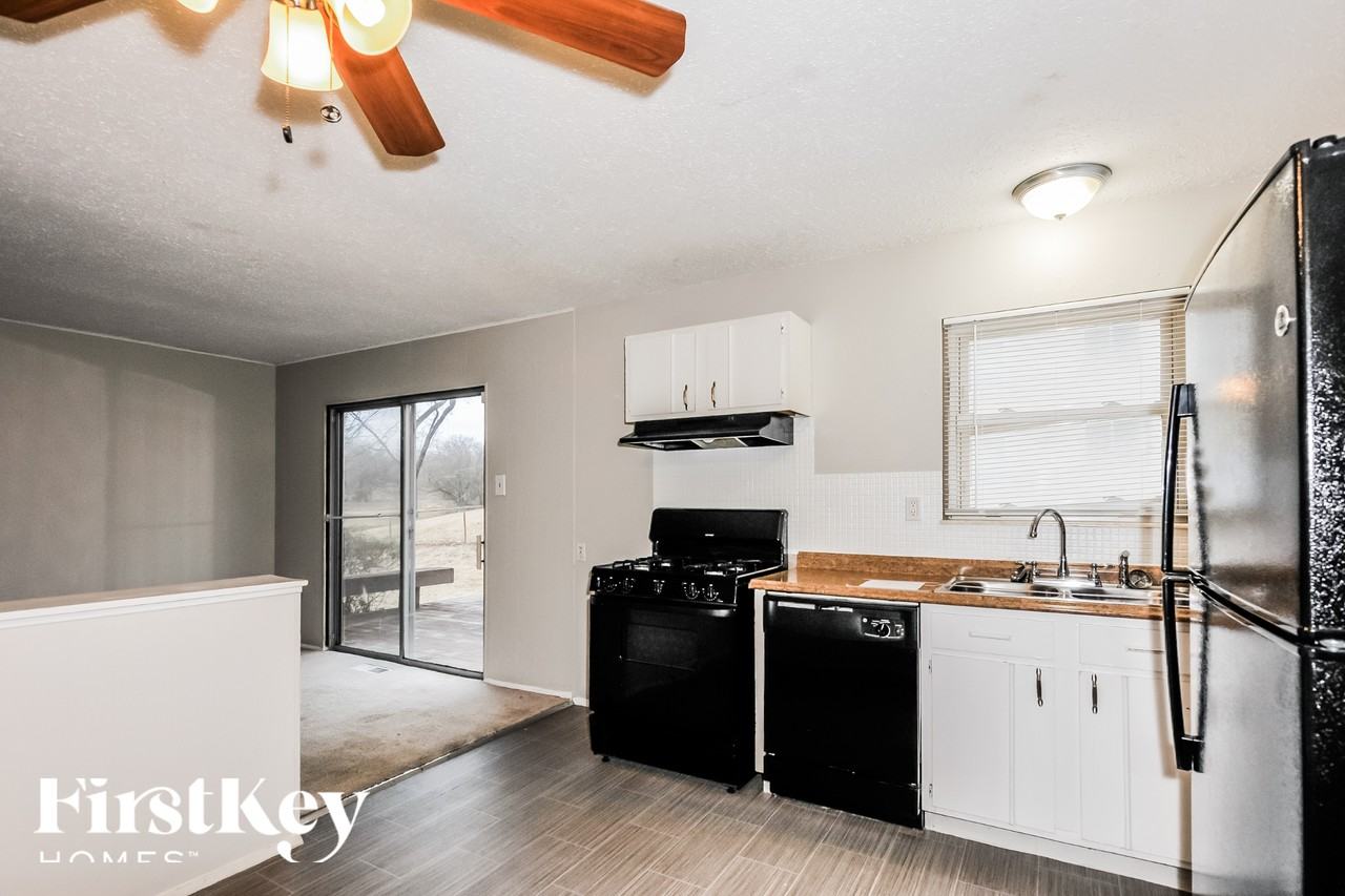 14389 Wild Fox Ct - Photo 7 of 15