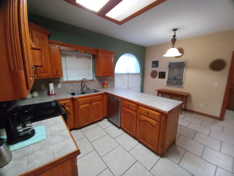 805 Tara Dr - Photo 2 of 36