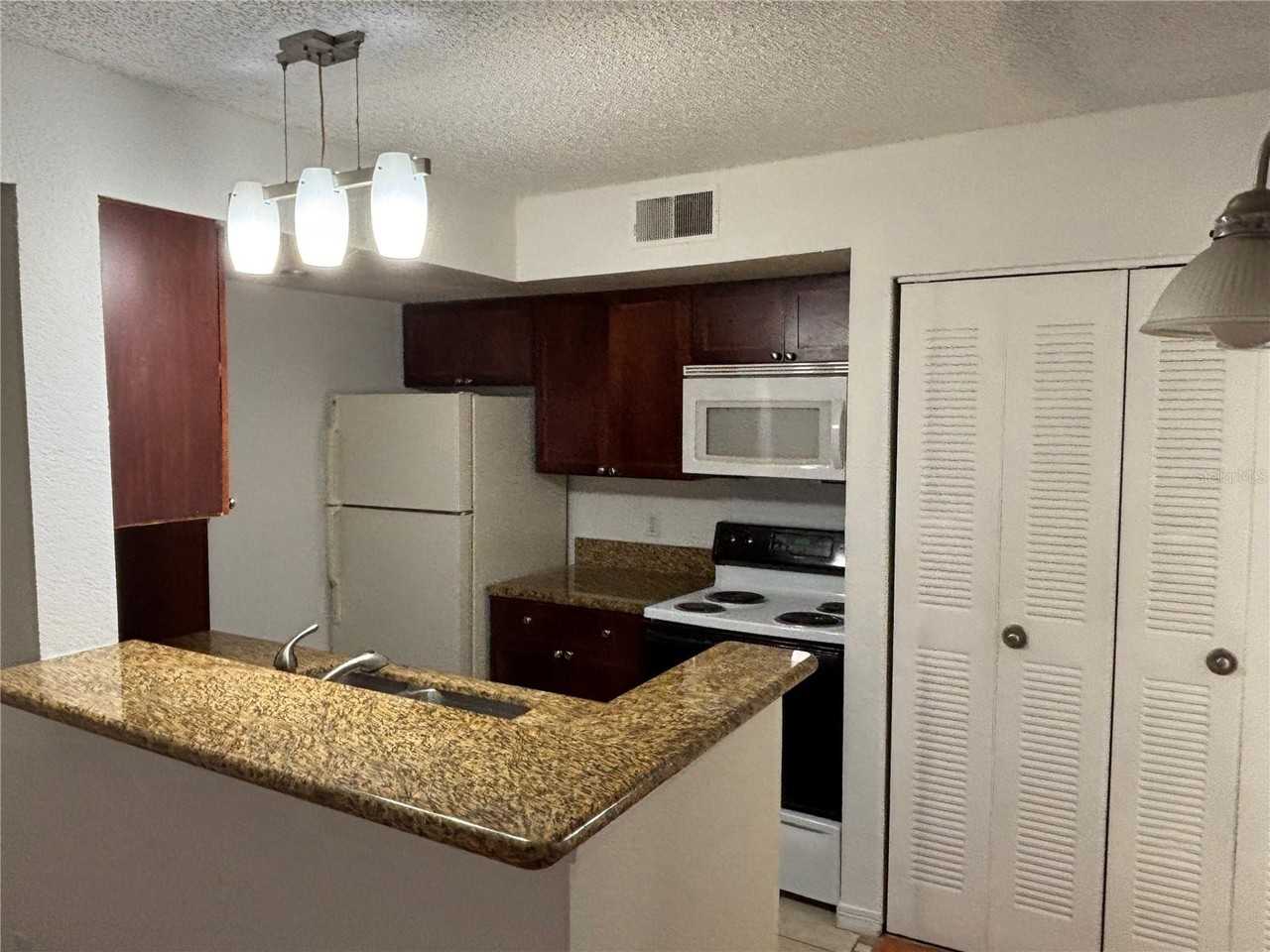 5152 Conroy Rd - Photo 5 of 16