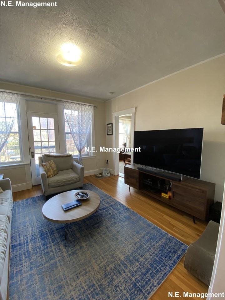 339 S Huntington Ave #10 - Photo 3 of 15