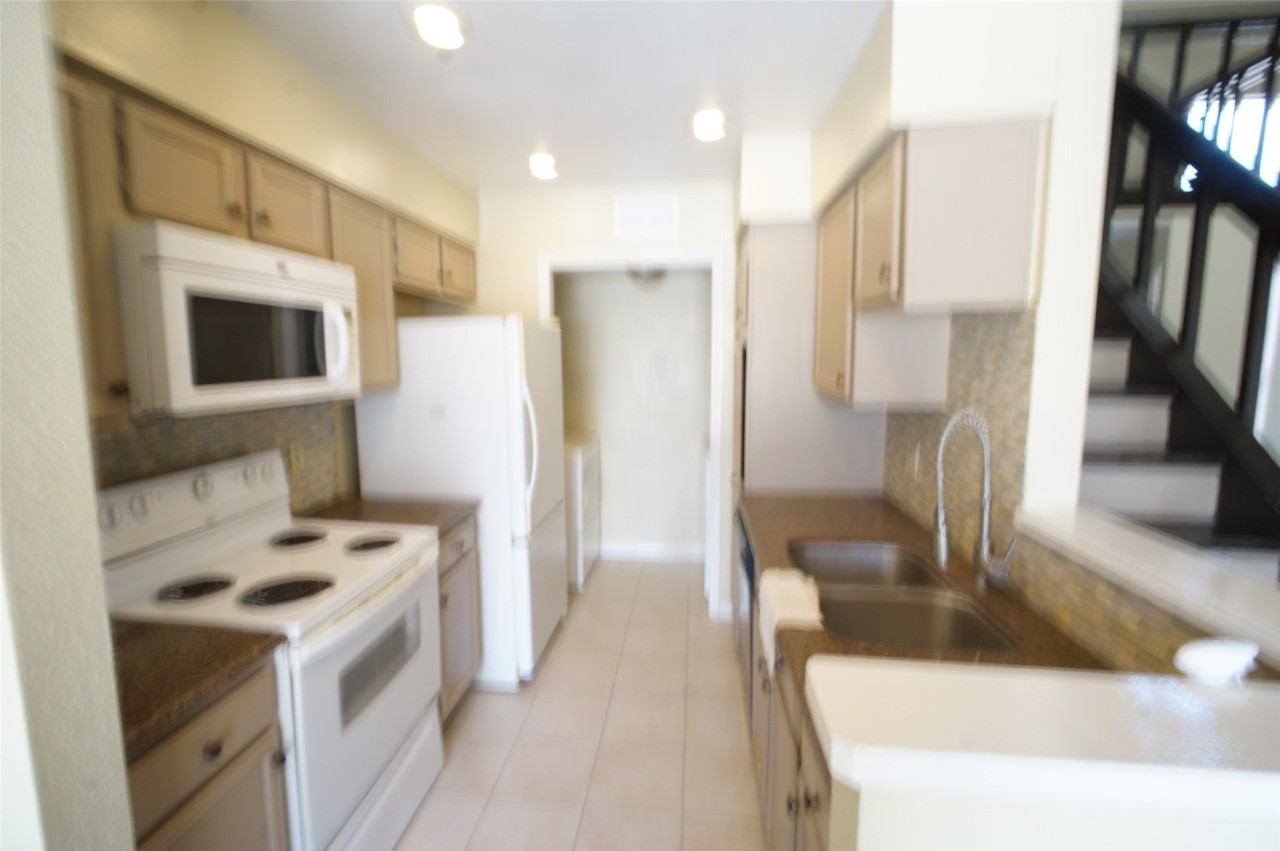 8263 Sands Point Dr - Photo 3 of 24