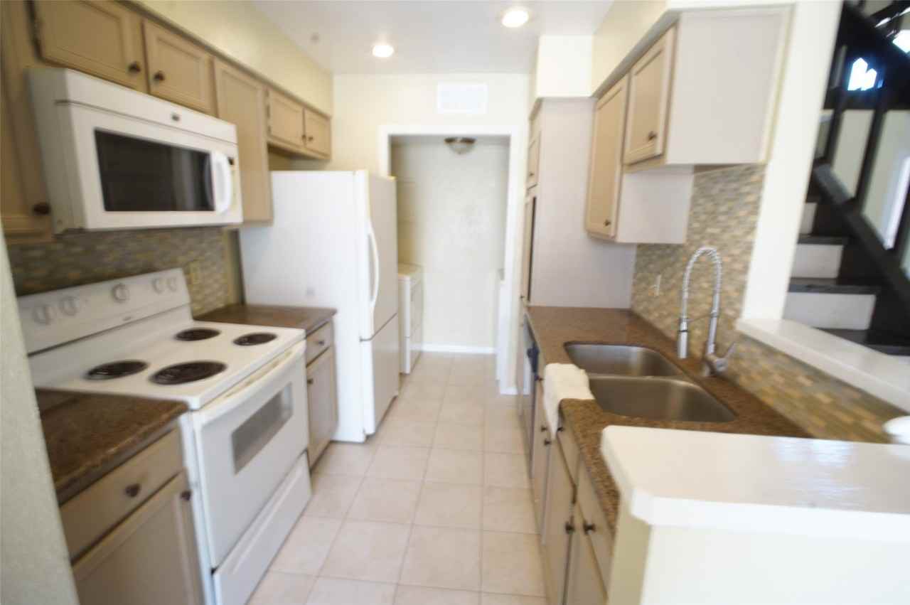 8263 Sands Point Dr - Photo 4 of 24