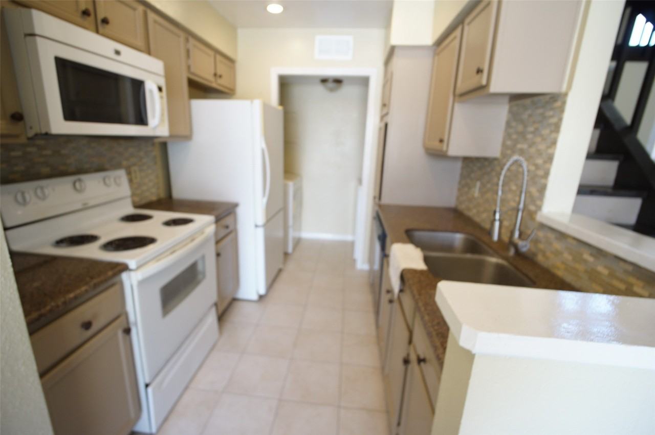 8263 Sands Point Dr - Photo 5 of 24